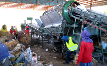 Einbindung des informellen Sektors in das Abfallmanagement – sichere Arbeitsbedingungen in der Materialrückgewinnungsanlage von Iloilo.