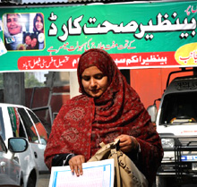 Pakistan. Leistungsempfängerin der Mikro-Krankenversicherung Waseela-e-Sehat. © GIZ (Foto Shabbir Hussain Imam)