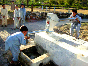 Pakistan. Installation einer Wasserpumpe im Distrikt Haripur  ©  GIZ
