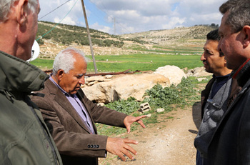 Palästinensische Gebiete. Landwirte beraten sich nahe Hebron © GIZ