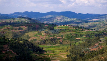 Ruanda. Land der 1000 Hügel. Ein Großteil der 10,5 Millionen Einwohner Ruandas lebt auf dem Land. (Bild: Claudia Wiens) © GIZ