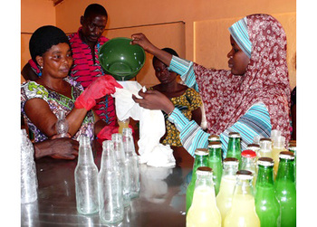 Togo. Wirtschaftlich fördern: Frauen lernen in einem Training der GIZ, wie sie Ananasfrüchte zu Saftprodukten weiterverarbeiten können. © GIZ