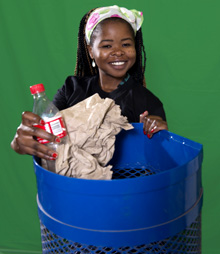 Südafrika. Grüne Jobs für eine saubere Zukunft: Junge Frau mit einem Mülleimer. © GIZ
