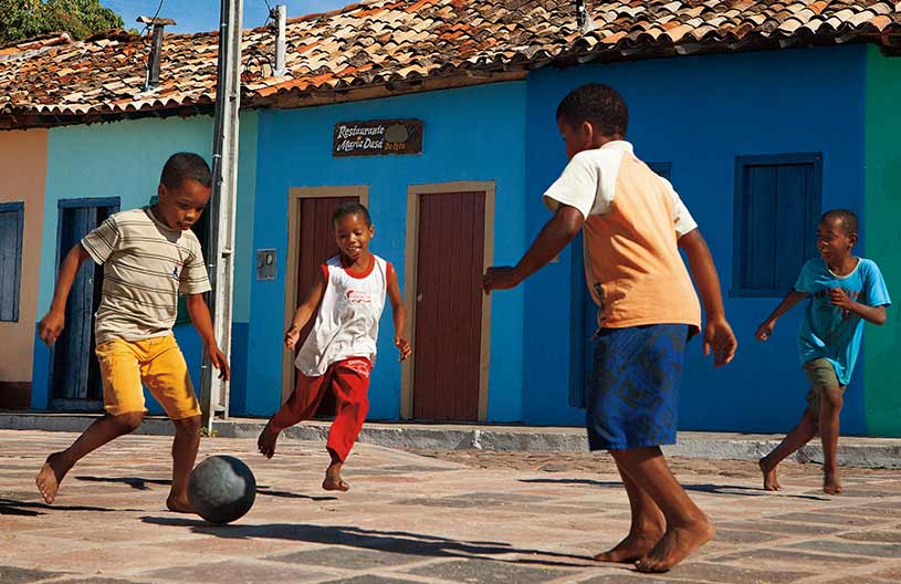 Schwarze Kinder beim Fussballspiel auf der Straße