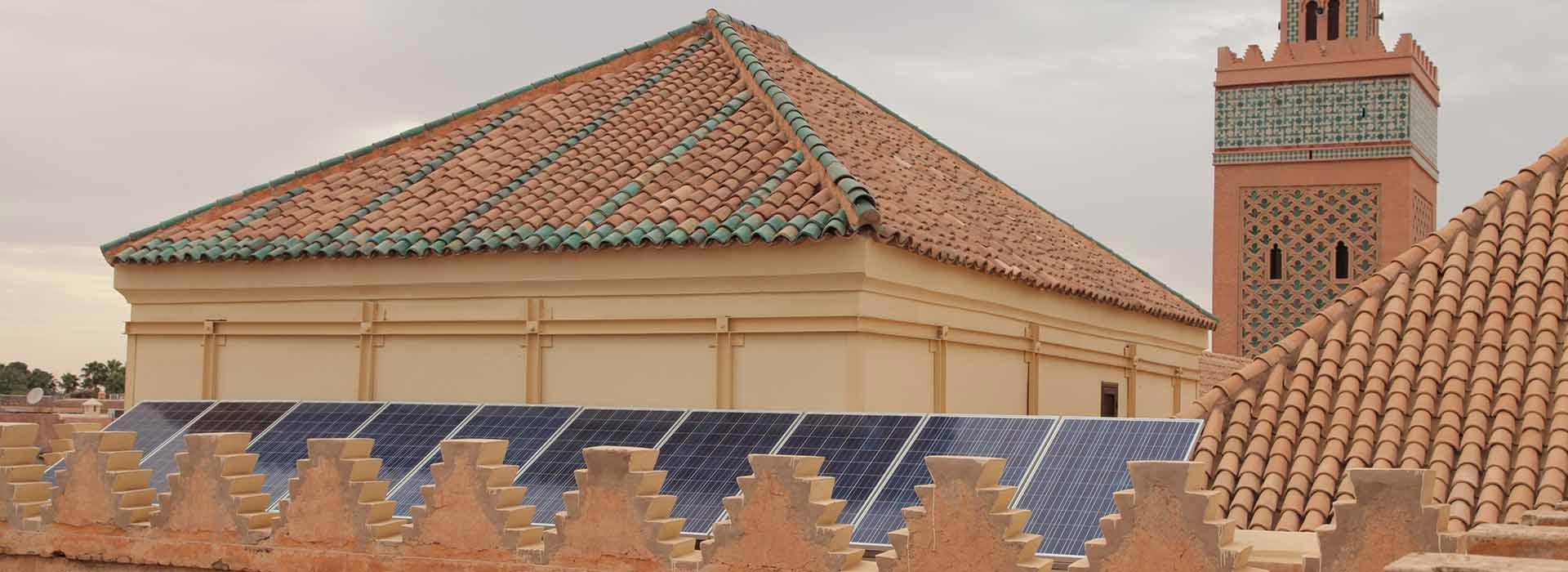 Dach einer Moschee mit Solarpaneelen