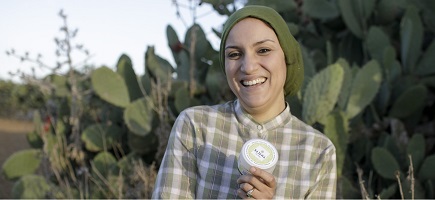  Lobna Dems aus Tunesien produziert Kaktusfeigenöl.