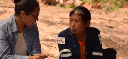 Zwei indigene Frauen unterhalten sich.