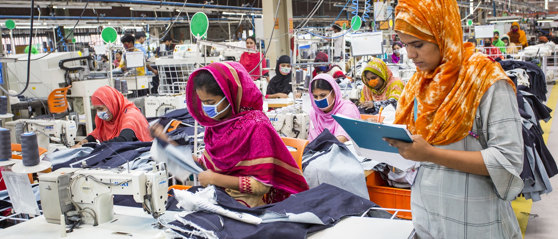 Mehrere Frauen arbeiten in einer Textilfabrik.