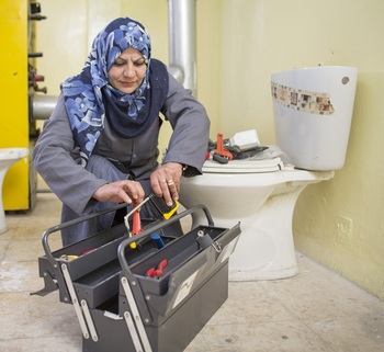 "Eine Auszubildende bei der Reparatur von Sanitäranlagen mit ihrem von der GIZ zur Verfügung gestellten Werkzeugkoffer." © GIZ / Thomas Imo/photothek.net