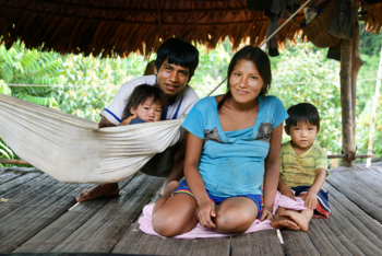  Cooperación con las familias de la comunidad indígena Villa Gonzalo, Amazonas. © GIZ/ Barbara Lehnebach
