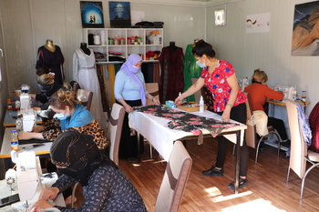 Women at a sewing training. Copyright: GIZ