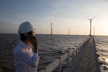 Monitoring operation of a wind farm in Viet Nam. © GIZ