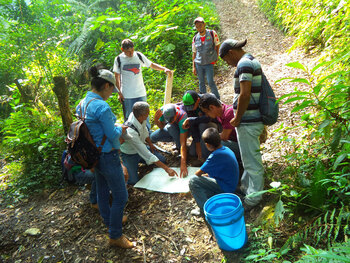 Image Delimitación zona de recarga hídrica Region Trifinio, Honduras. With guidance from the project, representatives of local water authorities, municipalities and the national forestry authority jointly define the Quebrada Oscura watershed. © GIZ