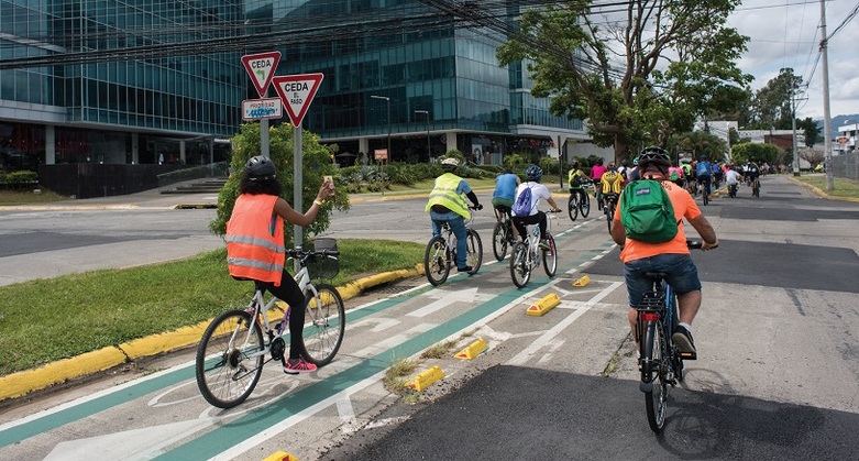 • EUROCLIMA+_2: Fahrradfahrer*innen auf einem neuen Fahrradweg des Pilotprojekts zur Förderung des Fahrradverkehrs in Montes de Oca, Costa Rica