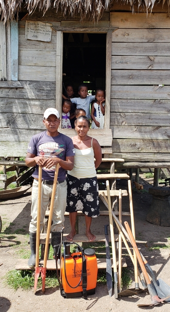 Familie mit landw. Werkzeugen in der Nähe von Auka