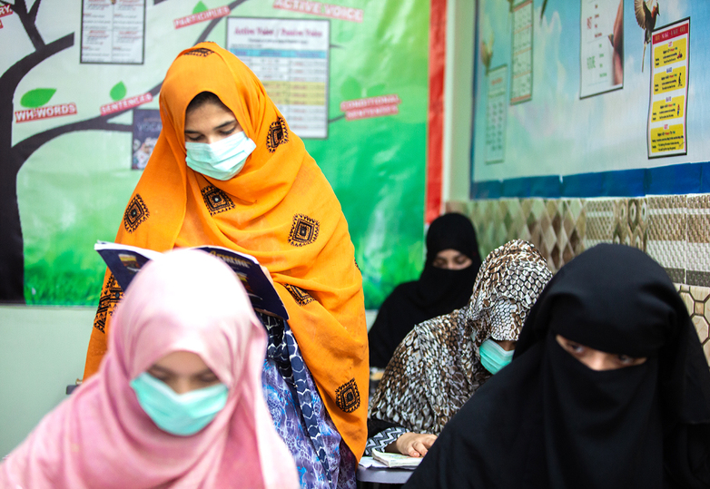 Girls in literacy class at Urban Cohesion Hub - Quetta, 2020 © GIZ RMSP