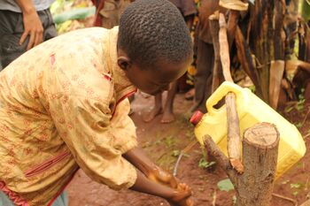 Junge wäscht sich die Hände – Zugang zu sauberem Wasser für die Körperhygiene