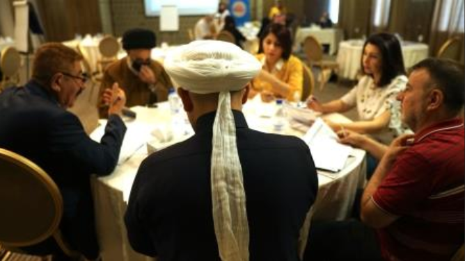 Training sessions for tribal and religious leaders and women from all parts of Iraq on social cohesion, non-violent communication and conflict management.