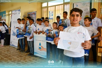 A boy shows a picture for the water awareness campaign at the World Water Day. Copyright: GIZ