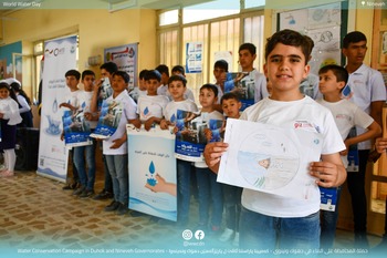 A boy shows a picture for the water awareness campaign at the World Water Day. Copyright: GIZ