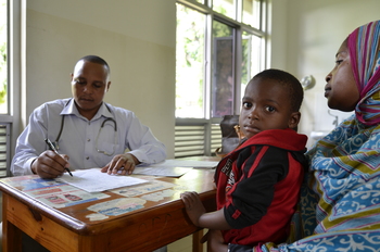A mother sitting at the doctor’s with her son on her lap. Copyright: GIZ/Dirk Ostermeier
