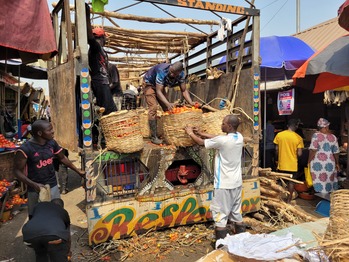Chargement d’un camion avec des tomates, Lagos, Nigeria ; droits d’auteur : GIZ / Fabian Pflume