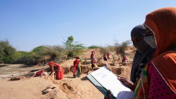 Women build a water retention basin. Copyright: GIZ/Travelling Tripods