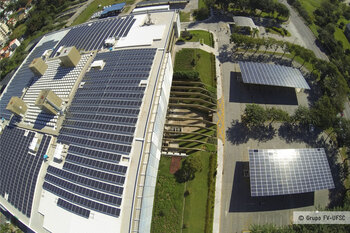 Vista área por um drone mostrando módulos solares em telhados em Florianópolis © Grupo PV-UFSC