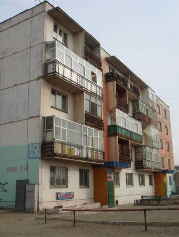 A renovated residential building with freshly painted facade. Copyright: GIZ Mongolia