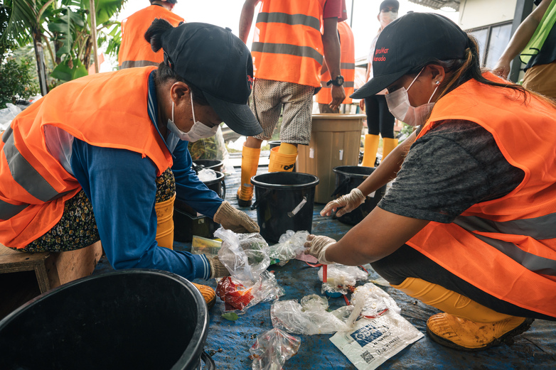 Waste sorting in Manado as part of 3RproMar activities.