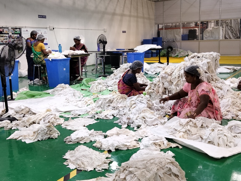 Women sorting textile waste (© GIZ India / Isha Sharma)
