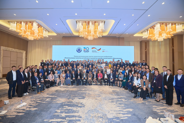 Group photo of the participants in an event room at the 1st Regional Conference on ‘Regional Aspects of Vocational Training – Sustainable Development: Challenges and Prospects’. © GIZ / Pavel Stepanov