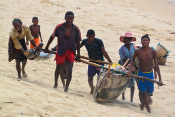 Fishers in Androy returning to the shore after a successful trip. (© GIZ/Linh Feldkötter)