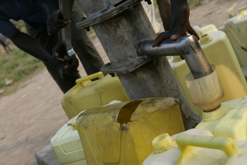 A series of yellow canisters around a hand pump. Copyright: GIZ