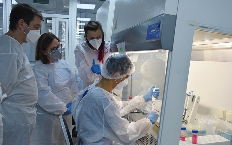 Laboratory training in using a PCR test to detect the coronavirus. 