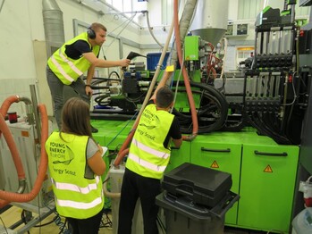 Energy Scouts from EUKI’s Young Energy Europe Project work on identifying approaches to energy saving. © Deltaplast 