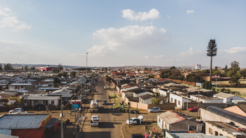 The project focuses on implementing prevention measures in townships and informal settlements, because these areas are especially vulnerable to violence and crime. © GIZ/ Stefan Möhl