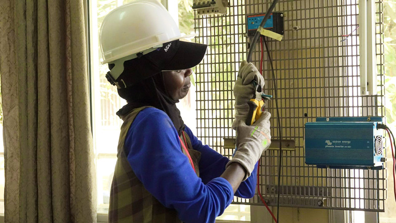 Installatrice de panneaux solaires photovoltaïques lors d’un examen pratique à l’ESP Dakar