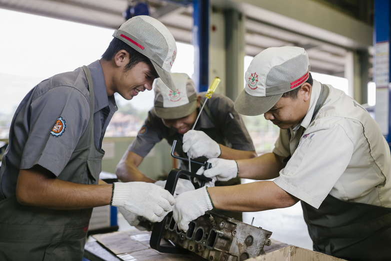 In-company trainer supervising students while they practice in the Automotive Mechanic course.