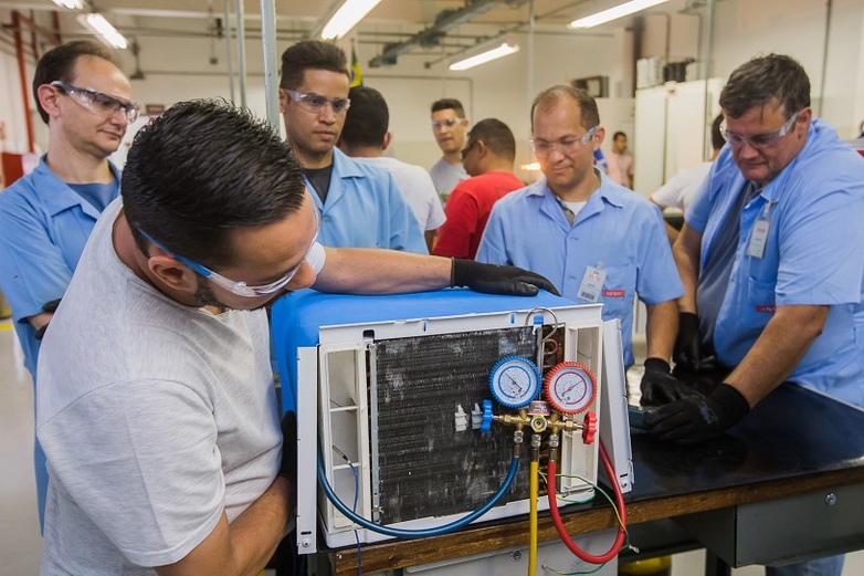 Training is provided to refrigeration technicians all over the world (image: in Brazil) on the use of natu-ral refrigerants as part of the activities. © GIZ Proklima / MMA