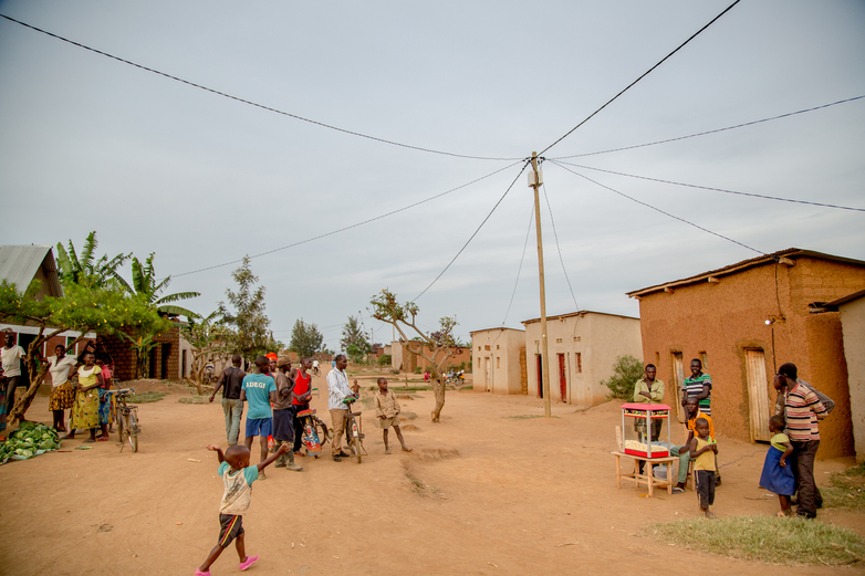 People with a popcorn machine on a street in a village. Copyright: GIZ/Abdul Muyingo