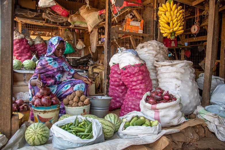 Eine Frau verkauft Gemüse auf einem Markt in Dschuba im Südsudan. 