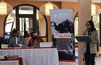 Lors de la remise du « Grand Prix MALINA 2020 » à des journalistes du réseau de journalistes d’investigation. 