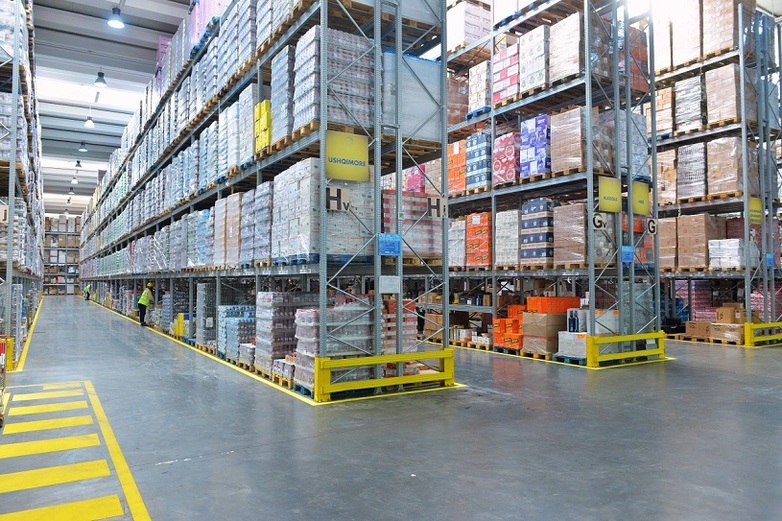 A large warehouse with stacked shelves. Copyright: GIZ/ Besfort Kryeziu