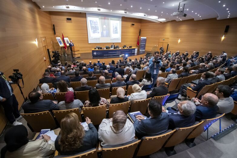 Public assistant à une conférence politique dans un auditorium.