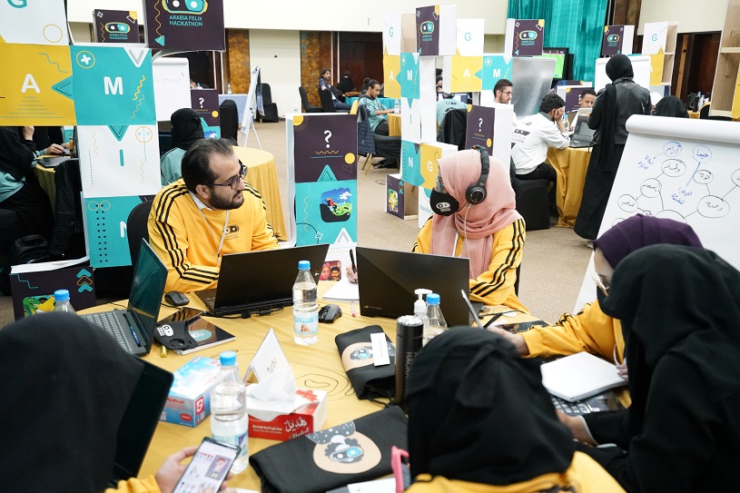 Young people taking part in a hackathon in Sana’a work in groups on developing fun, innovative mobile apps designed to help promote a peaceful coexistence. Copyright: GIZ