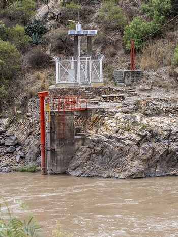 Automated gauging station on the Mantaro River recording water quality and hydrological and meteorological parameters. Photo: GIZ / Katherina Centeno