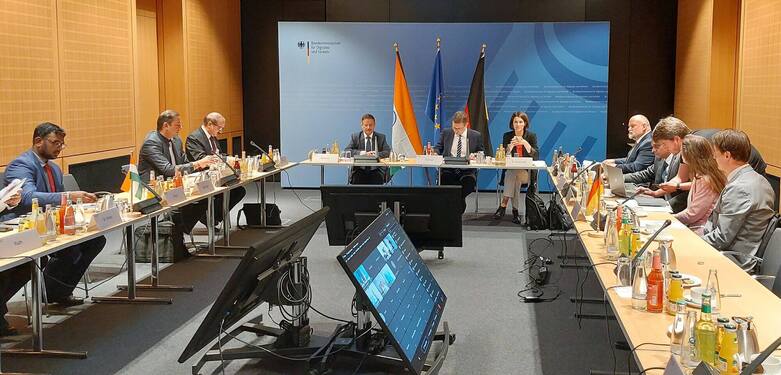 German and Indian stakeholders sitting together at tables and exchanging ideas.