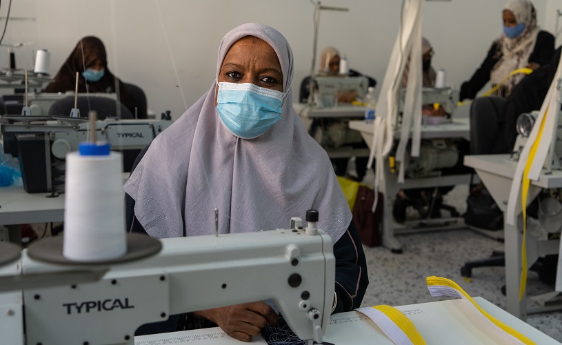 Eine Frau arbeitet einer vom Frauenzentrum bereitgestellten Nähmaschine.