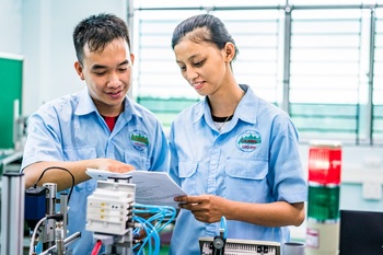 Mechatronic trainee at the practical workshop at LILIMA 2 International Technology College 